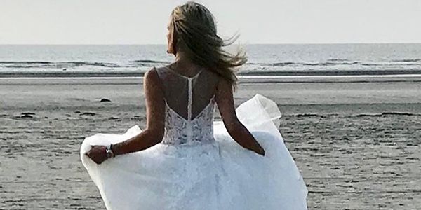 Eine Frau im Brautkleid